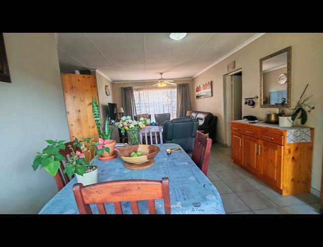 3 BEDROOM TOWNHOUSE FOR SALE IN ROOIHUISKRAAL NORTH